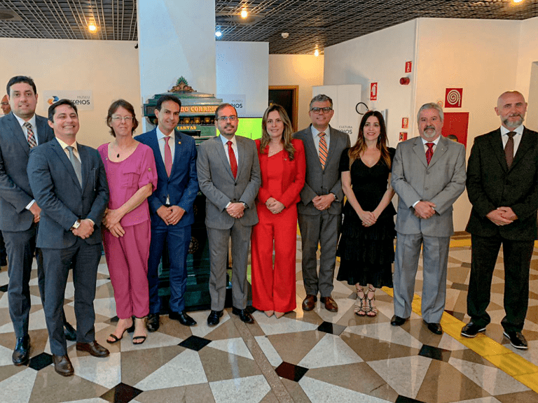 Postal Saúde lança Selo Comemorativo de 10 anos, em cerimônia no Museu dos Correios