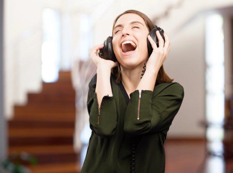 Dia do Fonoaudiólogo: confira dicas da Postal Saúde para cuidar da voz 