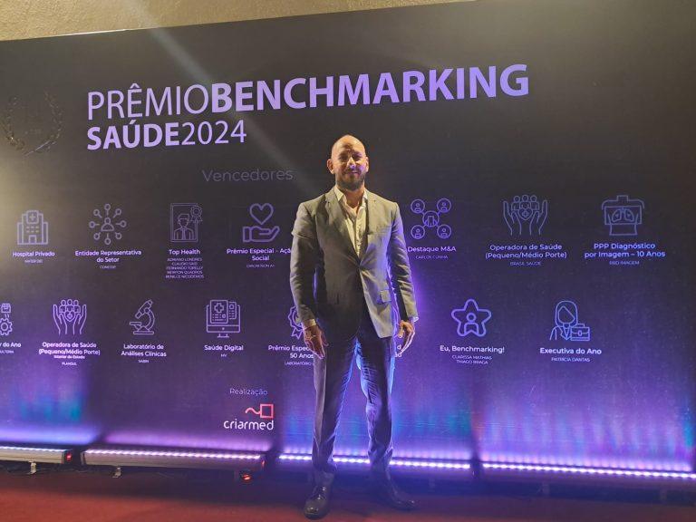 Diretor da Postal Saúde, Thiago Braga, recebe o Prêmio Benchmarking Saúde 2024