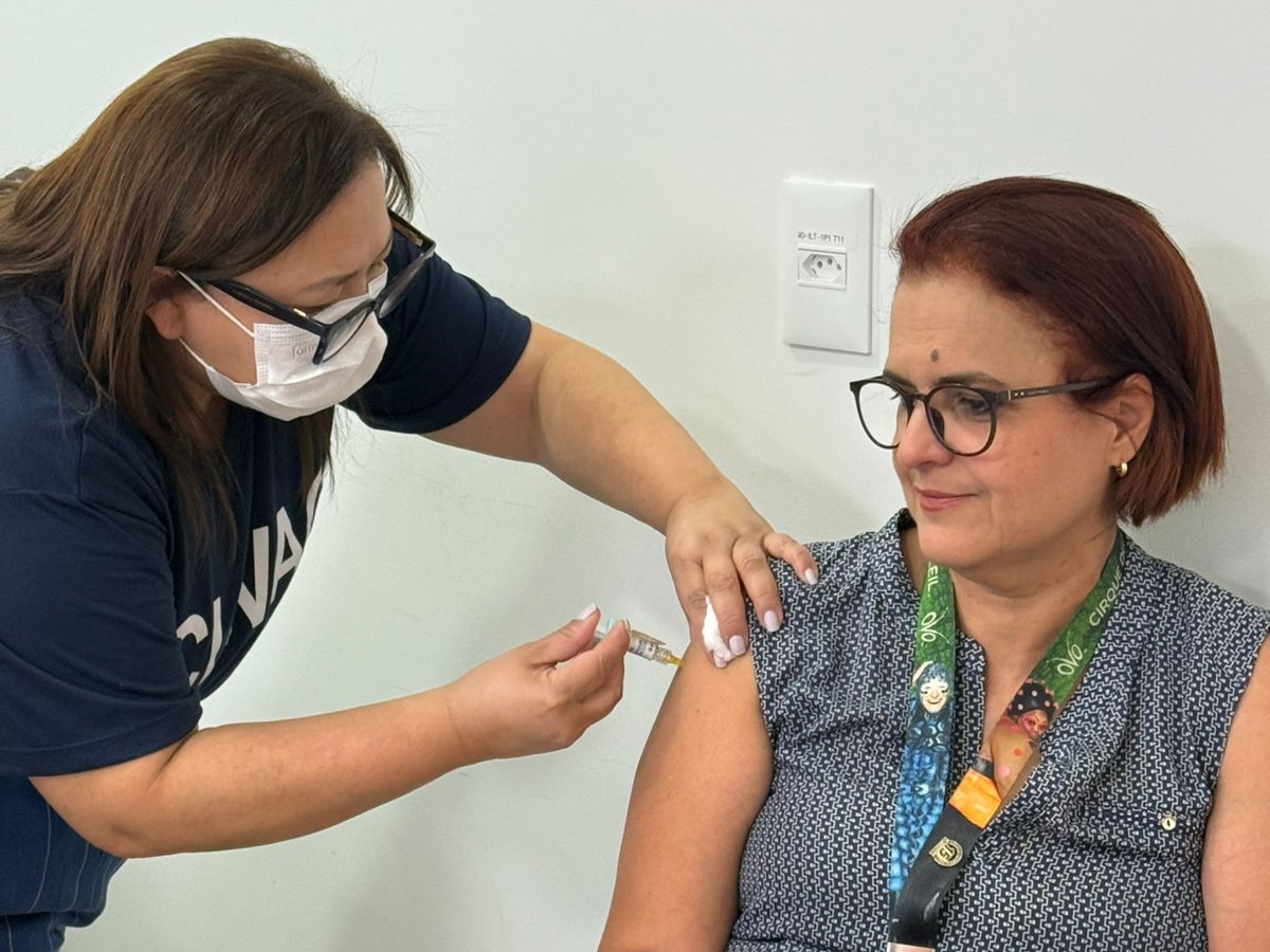 Mulher sendo vacinada