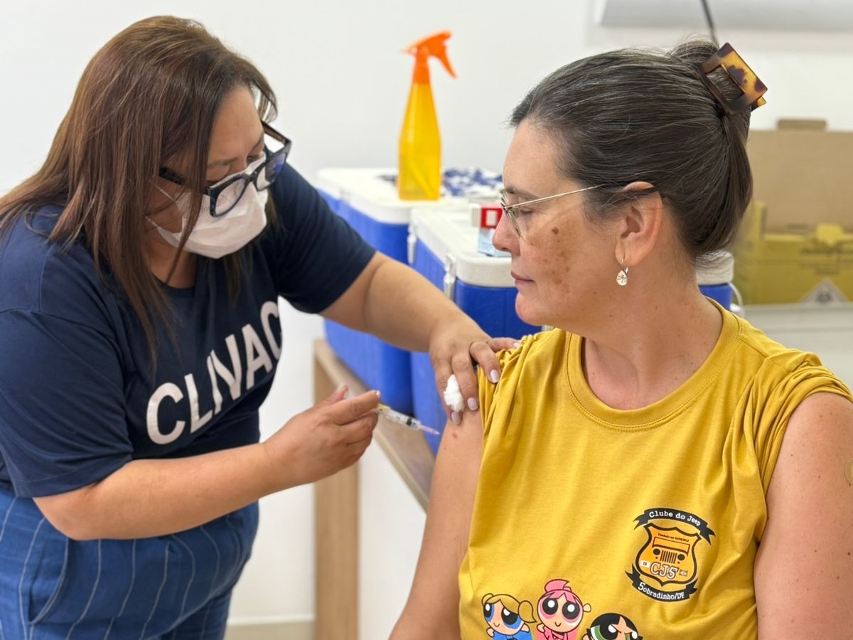 Mulher sendo vacinada
