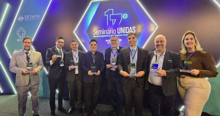 Postal Saúde recebe Prêmio IDSS 2025 durante o 17° Seminário UNIDAS