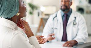 consulta de paciente e medico sobre cancer de cabeca e pescoco